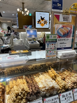 東京高輪にある鶏と玉子 太郎　エキュート品川店の写真